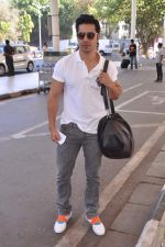 Varun Dhawan leave for charity match in Delhi Airport on 30th March 2013 (42).JPG